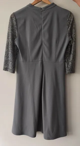 Vestido gris con mangas de encaje