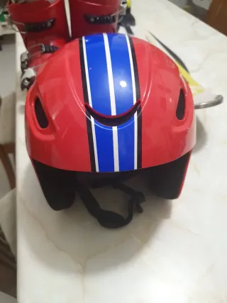 Sci Fischer con scarponi e casco