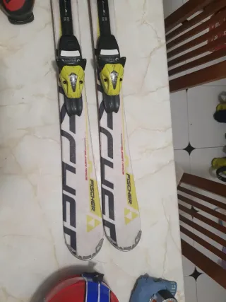 Sci Fischer con scarponi e casco