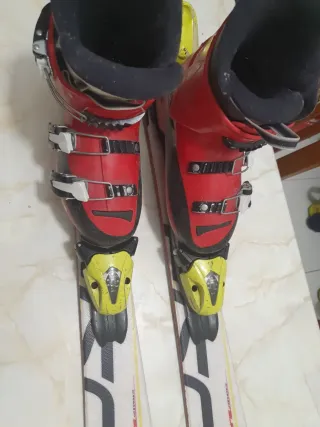 Sci Fischer con scarponi e casco