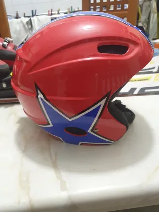 Sci Fischer con scarponi e casco