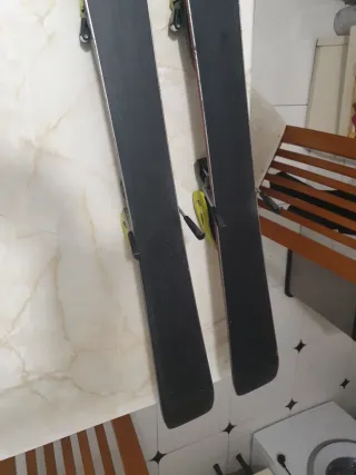 Sci Fischer con scarponi e casco