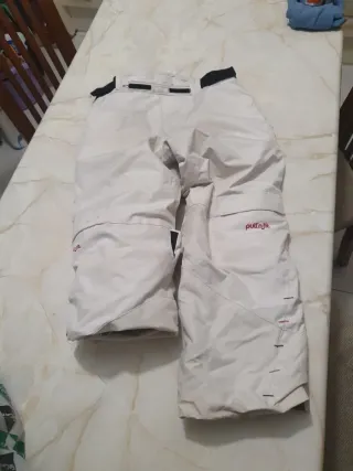 Sci Fischer con scarponi e casco