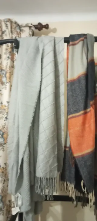 Conjunto pañuelos y bufanda gris y blanco