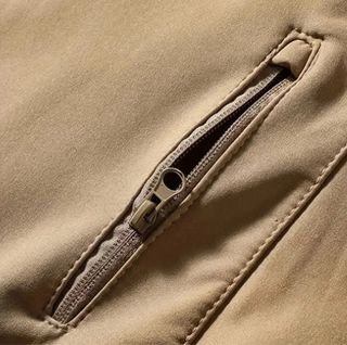 Chaqueta militar softshell con parches