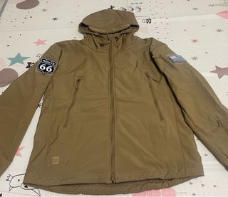 Chaqueta militar softshell con parches
