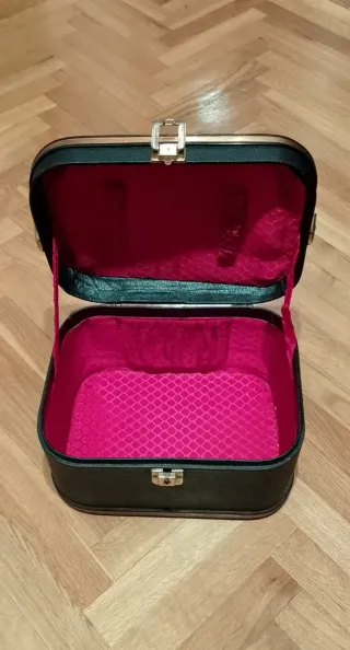 Neceser rígido mujer negro y dorado