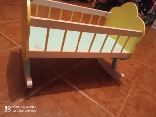 Cuna de juguete de madera mecedora