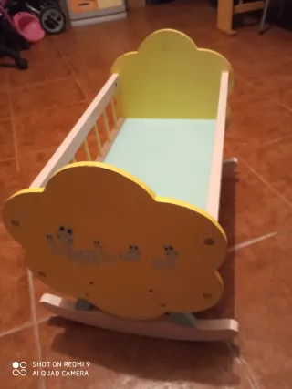 Cuna de juguete de madera mecedora