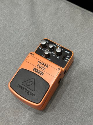 Behringer Super Fuzz SF300 Pedal de Guitarra