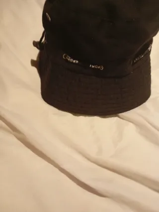 Gorro negro tipo bucket