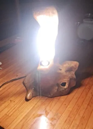 Lampada in legno con lampadina a filamento