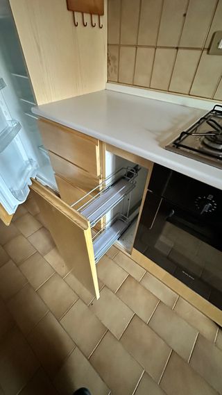 Cucina con elettrodomestici e isola angolare