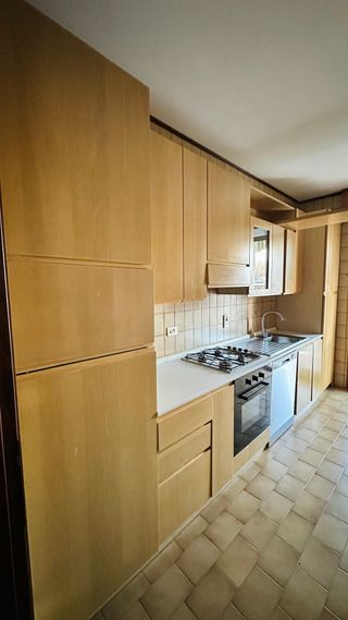 Cucina con elettrodomestici e isola angolare