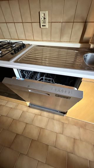 Cucina con elettrodomestici e isola angolare