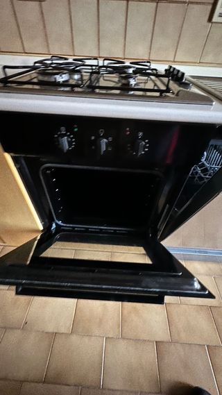 Cucina con elettrodomestici e isola angolare