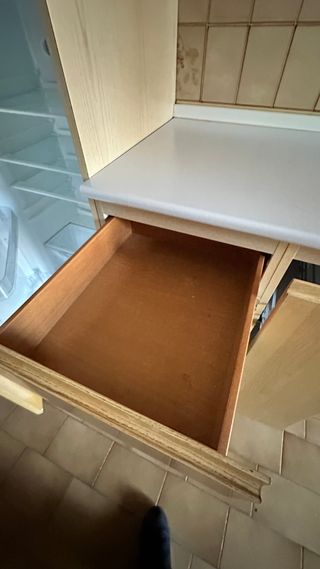 Cucina con elettrodomestici e isola angolare