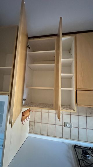 Cucina con elettrodomestici e isola angolare