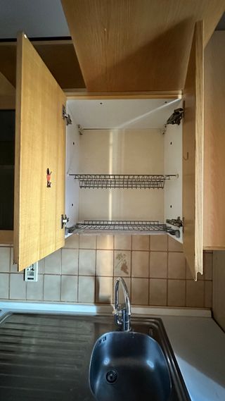 Cucina con elettrodomestici e isola angolare