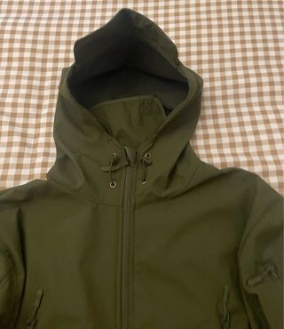 Chaqueta militar softshell con parches