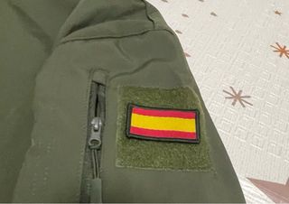Chaqueta militar softshell con parches
