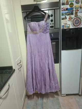 Vestido de fiesta lila plisado con pedrería