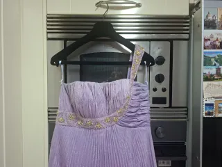 Vestido de fiesta lila plisado con pedrería