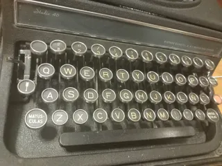 Máquina de escribir Hispano Olivetti Studio 46
