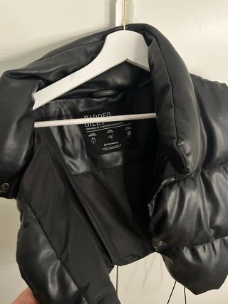 Chaleco negro acolchado mujer