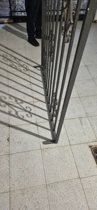 Rejas de hierro con patas