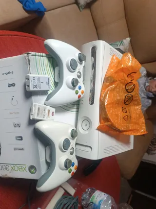 Xbox 360 Blanca con 2 Mandos y Juegos