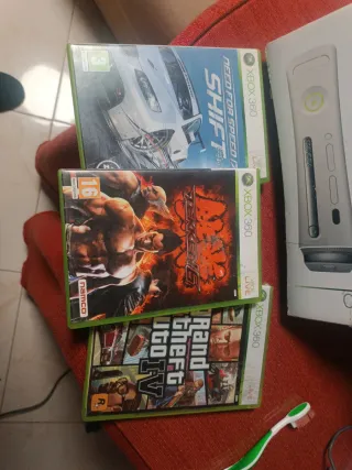 Xbox 360 Blanca con 2 Mandos y Juegos