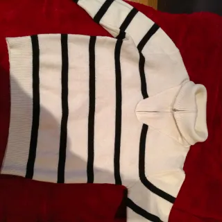 Jersey blanco y negro con cremallera