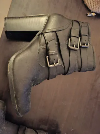 Botines negros con hebillas