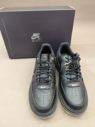 Nike Air Force 1 Luxe Negro Dorado