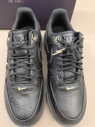 Nike Air Force 1 Luxe Negro Dorado