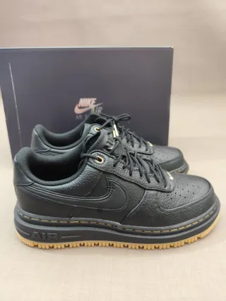 Nike Air Force 1 Luxe Negro Dorado