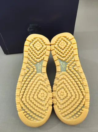 Nike Air Force 1 Luxe Negro Dorado