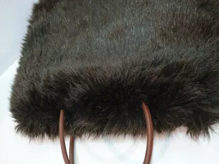 Bolso de pelo marrón y negro