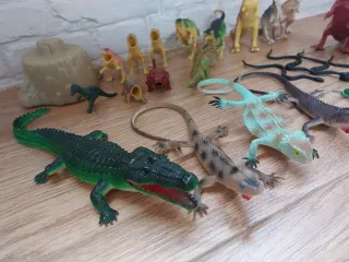 Dinosaurios y reptiles de juguete.