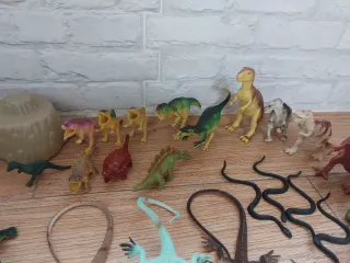 Dinosaurios y reptiles de juguete.