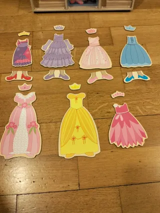 Juego de vestir muñecas con piezas magneticas