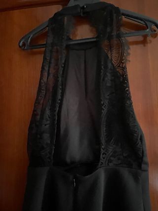 Vestido negro corto con puntilla , espalda al aire