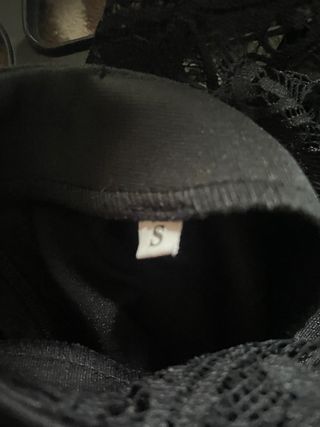 Vestido negro corto con puntilla , espalda al aire