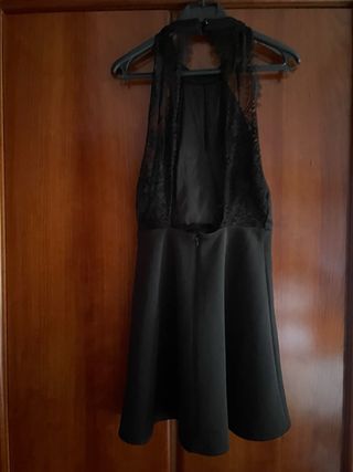 Vestido negro corto con puntilla , espalda al aire