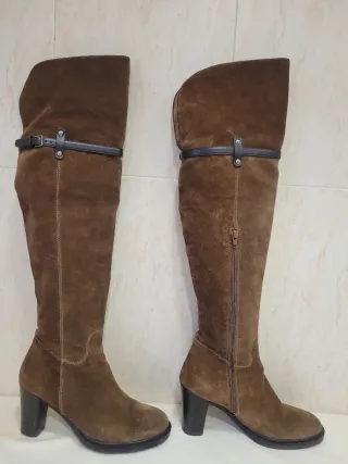 Stivali alti in pelle scamosciata marrone con tacco 62 cm