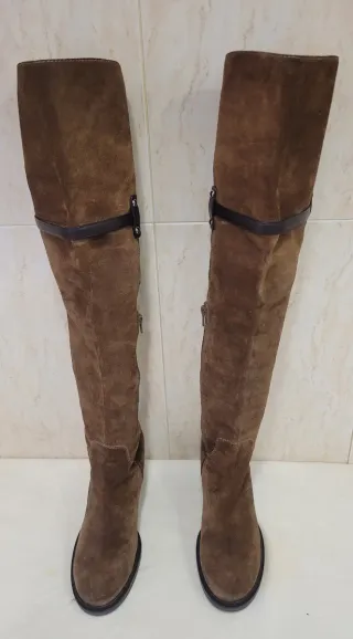 Stivali alti in pelle scamosciata marrone con tacco 62 cm