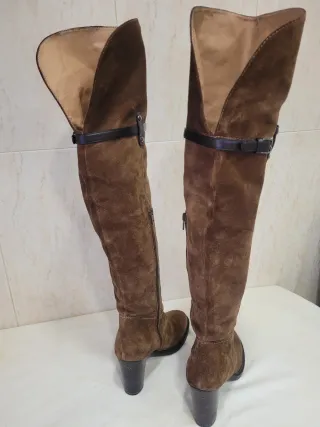 Stivali alti in pelle scamosciata marrone con tacco 62 cm