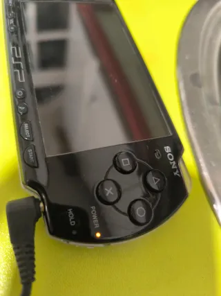 PSP Slim & Lite Negra + Cargador + Caja + 4 Juegos