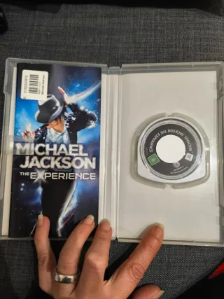 PSP Slim & Lite Negra + Cargador + Caja + 4 Juegos